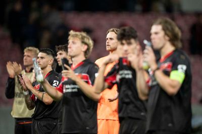 FCM-spillerne takker fansene for den højlydte opbakning gennem kampen på MCH Arena, men skuffelsen fremgår også tydeligt.