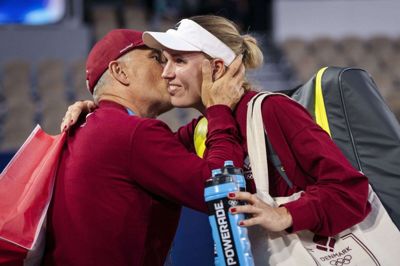 Piotr Wozniacki nyder at rejse rundt i verden igen med sin datter. Her ses de under OL i Paris.