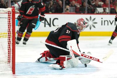 Til daglig vogter Frederik Andersen målet for Carolina Hurricanes i NHL, der i sidste sæson nåede anden runde af Stanley Cup-slutspillet. (Arkivfoto).