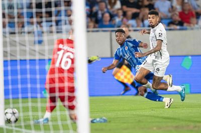 Elias Olafsson disker op med en redning over for Cesar Blackman. Men islændingen måtte se sig passeret to gange i slutfasen, hvor Champions League-drømmen blev forvandlet til et mareridt på fire minutter.