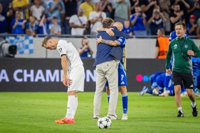 Joel Andersson (t.v.) ærgrer sig gul og blå, mens Slovan-spillerne jubler over, at de for første gang er i Champions League.