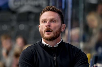 Garth Murray har haft en trænerrolle i dansk Ishockey siden 2017, hvor han først agerede assistenttræner hos Aalborg Pirates og siden blev forfremmet til chetræner.