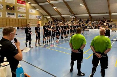 Før Sunds Seahawks lørdag spillede sæsonens første ligakamp bad klubbens formand, Almind Spelling Sørensen, alle i hallen holde et halvt minuts stilhed for at ære den 14-årige dreng, der døde tirsdag. Han var en vellidt holdkammerat i klubben og målmand på U15-årgangen. Foto: Privatfoto