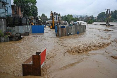 Heftigt regnvejr har kostet flere mennesker livet og skabt infrastrukturelle problemer i Nepal.