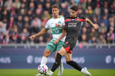 Emiliano Martínez - her i duel mod Viborgs Justin Lonwijk - leverede igen en stærk præstation på FC Midtjyllands centrale midtbane.