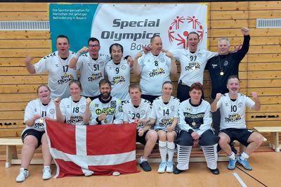 De to glade vinderhold fra Herning Pirates. Bagest fra venstre Morten Emil Schwartz Larsen, Niels Hindborg Kristensen, Peter Petersen, Martin Vestergaard, Frederik Sandgaard og træner Poul Janik Jensen. Forrest fra venstre Maritza Kiel Schwartz Larsen, Therese Hedegaard Hinnerup, Dan Thisted, Lasse Myllerup, Kaia Linea Ellekær Udengaard, Ingelise Bach og Serdar Barlut. Foto: Privatfoto