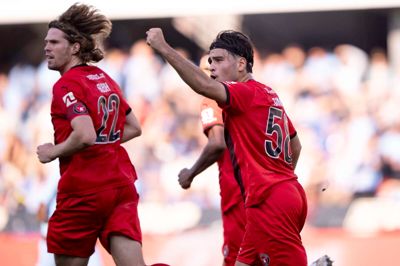 Aral Simsir begyndte på bænken, men gjorde en afgørende forskel, da han kom ind og blev redningsmand for FC Midtjylland med en stensikker scoring på straffespark i overtiden.