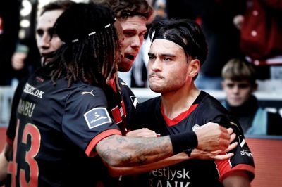 Aral SImsir (t.h) tiljubles af holdkammeraterne Kevin Mbabu og Mads Bech Sørensen efter sin fremragende soloscoring i derbyet mod Viborg.