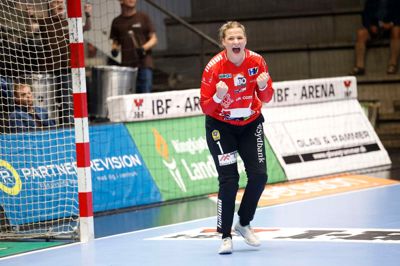 Irma Schjött skriger sin glæde ud efter en af sine mange redninger. Den 25-årige målvogter fik et flot comeback i Ikast-målet efter at have misset sæsonens første fire kampe.
