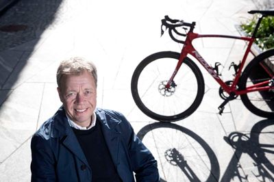 57-årige Alex Pedersen fra Herning bliver fredag gjort til ridder af den franske nationale fortjenstorden L'ordre Nationale de Mérite. Herningenseren hædres blandt andet for sit store bidrag til at bringe verdens største cykelløb, Tour de France, til Danmark i 2022.