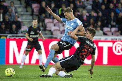 Rasmus Nicolaisen sætter en kontant tackling ind, som man kender ham.