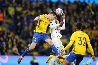 FC Midtjylland-lejren følte sig snydt for to straffespark i Brøndby. Det ene, da midtstopperen Jacob Rasmussen (t.v.) plantede en albue i ansigtet på Denil Castillo.