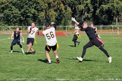 Den ovale bold - ligesom høgene, susede igen gennem luften i en flag football-kamp på Herning Atletikstadion.