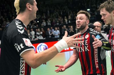 Martin Lysdal Hansen (t.h.) er ikke uvant med store håndboldstjerner. Her fejrer han en sejr med den tidligere verdensmester og Champions League-vinder Pascal Hens. I eftermiddag kan HCM-assistenten hilse på Hens' tidligere holdkammerat, Hans Lindberg.