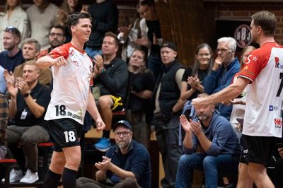 Hans Lindberg (t.v.) fejrer en scoring med norske Simen Schønningsen i en tidligere kamp. Lørdag var håndboldlegenden Lindberg og HØJ på besøg i Sportscenter Herning.