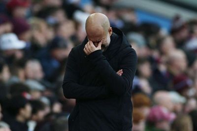 Manchester City-træner Pep Guardiola tog sig flere gange til hovedet, da mesterholdet tabte 1-2 til Aston Villa i Premier League.