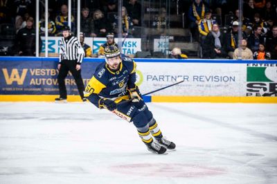 Mathias Bau var involveret i alle Blårævenes mål fredag aften, men tre mål i første periode var desværre ikke nok til at udløse en sejr.