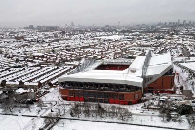 Sneen har lagt sig massivt over Liverpool, hvor søndagens Premier League-brag skal spilles.