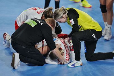 Sarah Iversen vrider sig i smerte under EM. (Arkivfoto).