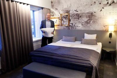 Torben Rhode og Hotel Scandic Regina i Herning har senge, der er større end de fleste hoteller - nemlig 90 centimeter i bredden og 220 centimeter i længden.