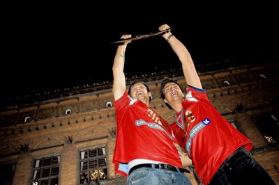 Kasper Søndergaard (tv.) og Hans Lindberg løfter i fællesskab det første trofø, Søndergaard var med til at vinde - EM-guldet fra slutrunden i Norge i 2008. Siden blev det til mange flere medaljer for dem begge. Foto: Rune Evensen/Ritzau Scanpix