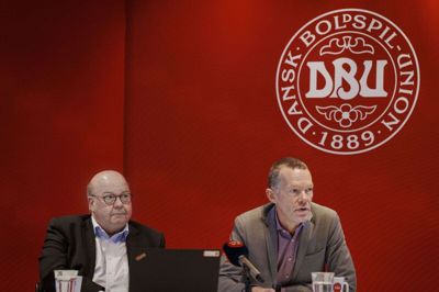 DBU-formand Jesper Møller (til venstre) og direktør Erik Brøgger Rasmussen (til højre) under tirsdagens nytårskur i DBU. Blot et af DBU's syv bestyrelsesmedlemmer er kvinde.