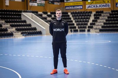 Johan Hansen har taget opstilling på halgulvet i Sand Spedition Arena, hvor HC Midtjylland normalt har hjemmebane. Højrefløjen er i gang med sin ottende slutrunde med det danske landshold.