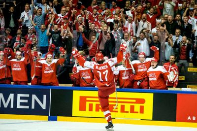 Den herningensiske angriber Nicklas Jensen jubler efter en af sine to scoringer mod Norge under VM 2018 i Jyske Bank Boxen. Den lokale skarpretter og resten af landsholdet kan igen se frem til talstærk opbakning fra tribunerne i Boxen.