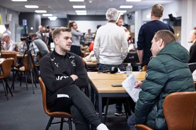 Højrefløjen Johan Hansen tog sig god tid til Herning Folkeblad under mandagens presse-seance i Sportscenter Herning. Det vækker minder for ham at være tilbage i Boxen og Herning.