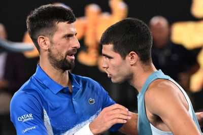 Novak Djokovic (til venstre) besejrede Carlos Alcaraz og er nu blandt de fire bedste i Australian Open.