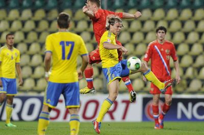 Elias Andersson (i midten med bolden) har både spillet ungdomslandskampe for Sverige og en enkelt A-landskamp, hvor han tilmed scorede et mål. Her ses han i en ungdomskamp for år tilbage. (Arkivfoto).