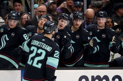 Herningensiske Oliver Bjorkstrand og hans hold, Seattle Kraken, fejrer hans mål i anden periode mod Pittsburgh Penguins.