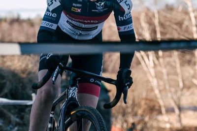 Katrine Frederiksen i aktion på sin crosscykel. I dag skal den 17-årige rytter fra Herning Cykle Klub for første gang køre VM. Foto: Privatfoto