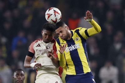 Fenerbahces Youssef En-Nesyri (t.h.) kæmper om bolden med Lyons Abner i holdenes Europa League-møde i Istanbul. FCM's chefanalytiker, Søren Bjerg, peger på den marokkanske offensivprofil som et af tyrkernes farlige våben i Herning.