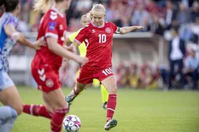 Pernille Harder og resten af de danske spillere kommer til at tjene flere penge på at trække i den røde og hvide landsholdstrøje. (Arkivfoto).