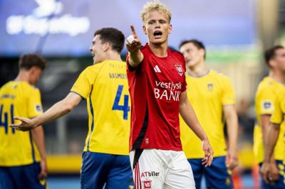 Oliver Provstgaard, der her dirigerer Vejle-holdkammerater i en kamp mod Brøndby, skifter til Lazio. (Arkivfoto).