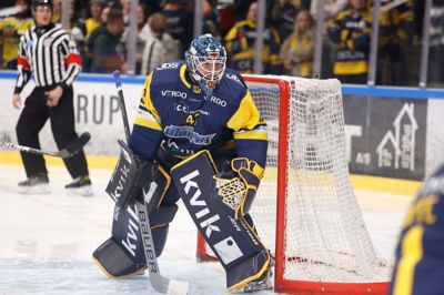 Mathias Seldrup er i dag rejst med det danske OL-landshold til Milano, hvor han skal træne med, indtil NHL-keeperne Frederik Andersen og Mads Søgaard støder til.