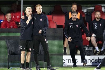 Steffen Kielstrup (til venstre) ses her på sidelinjen for Vejle Boldklub i 2021. Ved sin side har han Frederik Birk, der i dag er cheftræner i Brøndby.