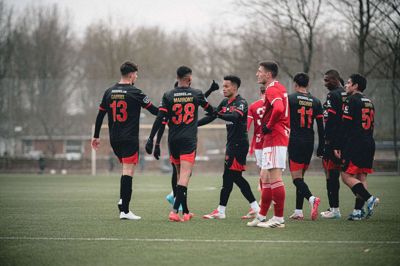 FCM-spillerne lykønsker Paulinho (nummer tre fra venstre) med brasilianerens afgørende scoring i lørdagens testkamp på Ikast Stadion. Foto: Daniel Stentz/FC Midtjylland