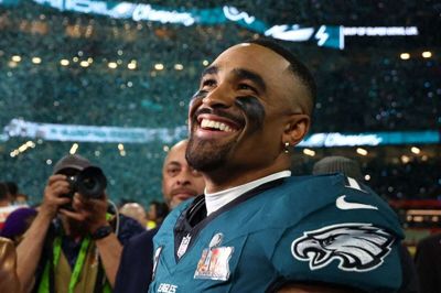Philadelphia Eagles vandt natten til mandag 40-22 over Kansas City Chiefs. Quarterback Jalen Hurts blev efter kampen kåret som Super Bowls mest værdifulde spiller.