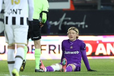 Kasper Dolberg var ikke i stand til at fortsætte i Anderlechts udekamp søndag aften. Belga/Ritzau Scanpix