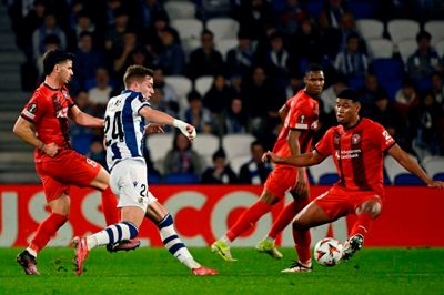 Dani Silva (t.v.), Ousmane Diao og Pedro Bravo følger bolden i selskab med Real Sociedads dobbelte målscorer Luka Sucic. Midtjydernes mange personlige fejl var forskellen i returkampen i San Sebastián.