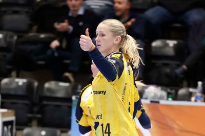 Emma Lindqvist giver thumbs up til holdet, der besejrede Ramnicu Valcea med 36-34.