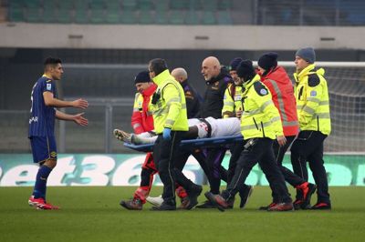 Moise Kean blev båret fra banen og hastet på hospitalet, efter at han faldt om på banen.