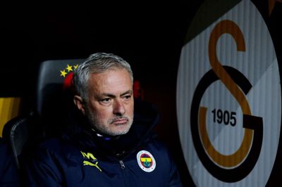 Fenerbahce-træner José Mourinho anklages for racisme af Galatasaray.