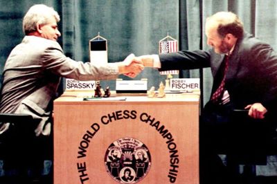 Boris Spassky (til venstre), der her trykker hånd med amerikaneren Bobby Fischer i 1992, er død. Han blev 88 år. (Arkivfoto).