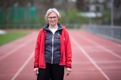 79-årige Ingela Bluhm vandt sidste år EM-guld i længdespring og EM-sølv i 60 meter i sin aldersklasse. Nu har Herning-atleten bekræftet den gode form med hele fire guldmedaljer ved de nordiske mesterskaber.