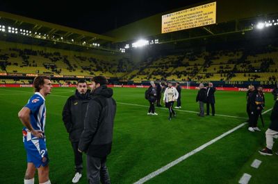 Tilskuerne måtte forlade stadion, inden der blev sparket gang i løjerne.