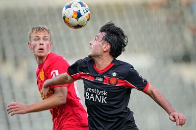 Aral Simsir (t.h.) ramte stolpen i første halvleg mod FC Nordsjælland, men målene er udeblevet på MCH Arena.