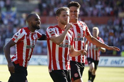 Brentford har både Mathias Jensen (i midten) og Christian Nørgaard (til højre) tilbage i truppen til lørdagens Premier League-kamp mod Aston Villa. (Arkivfoto).